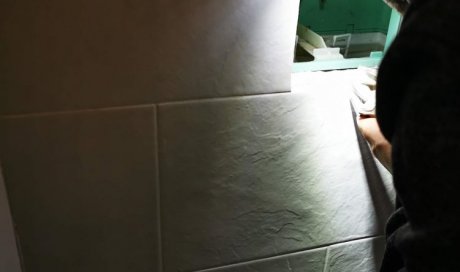 Maintenance sur le réservoir d’un WC encastré à Issy-les-Moulineaux