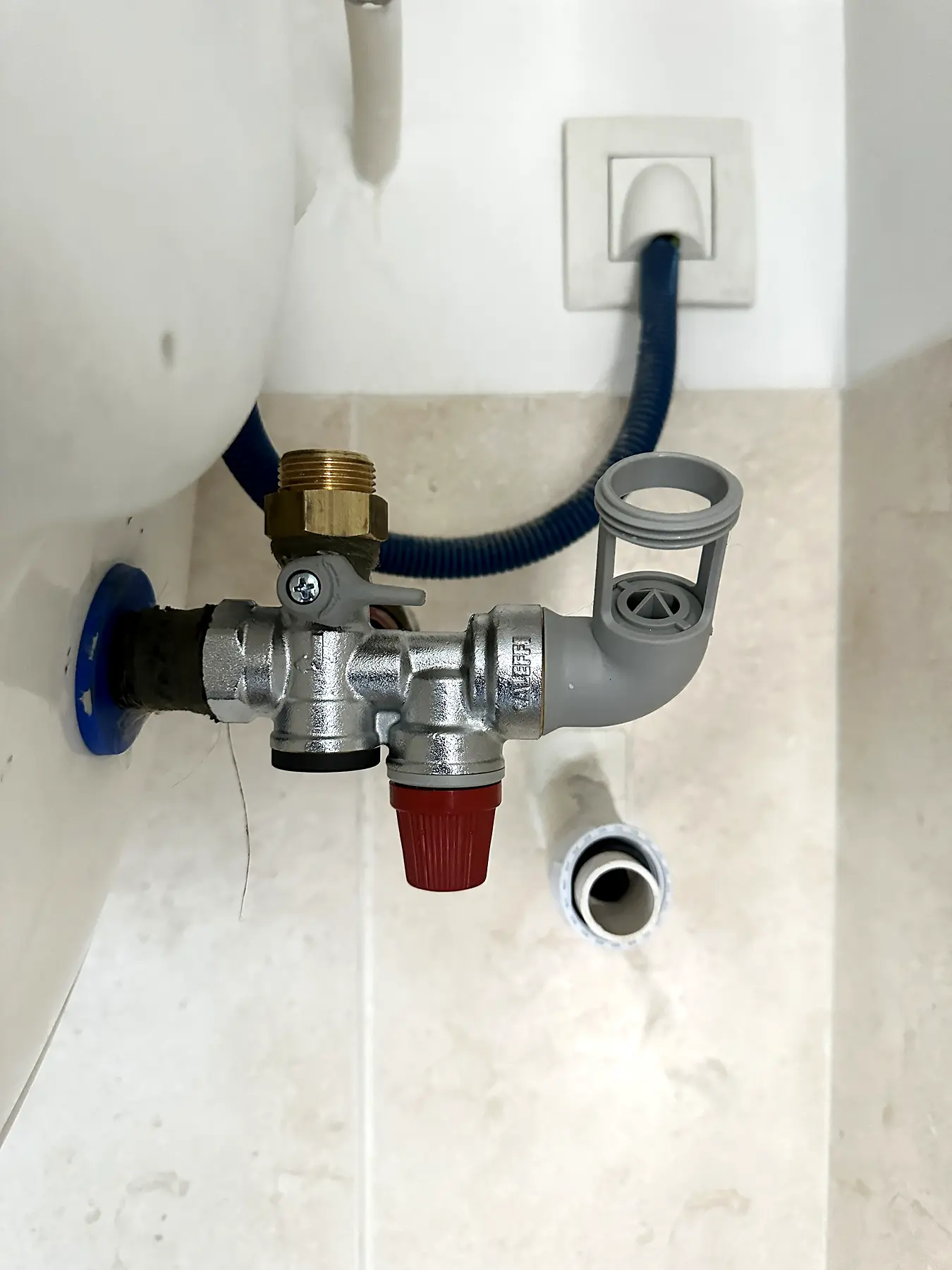 Groupe de sécurité de chauffe-eau en cours d’intervention — BLUE GOLD CONTROL