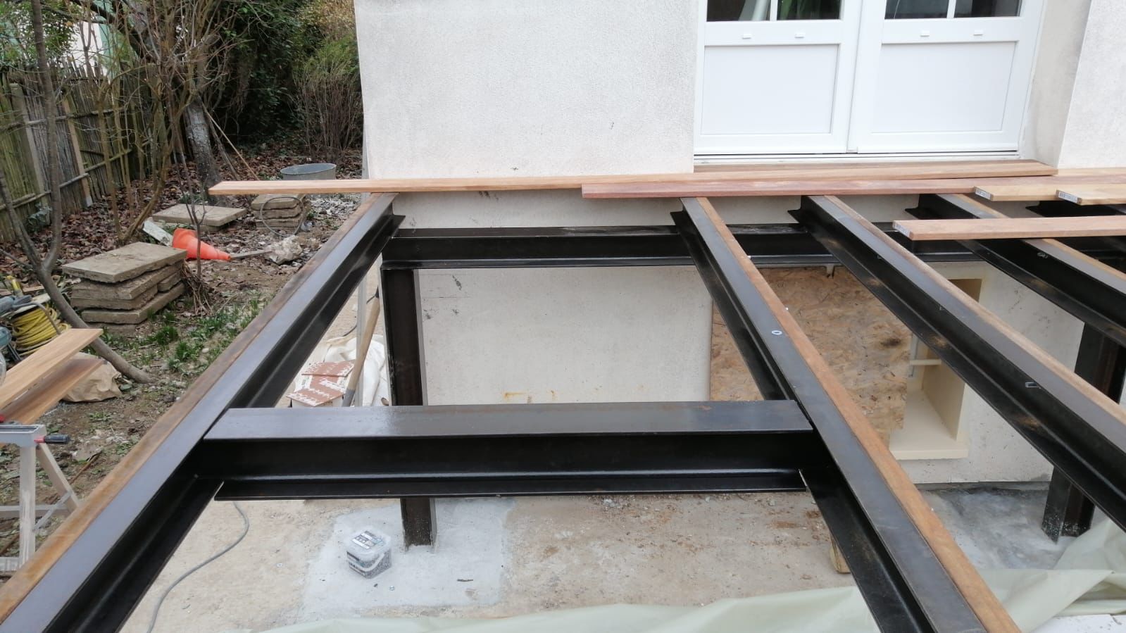 Ossature métallique de terrasse en construction