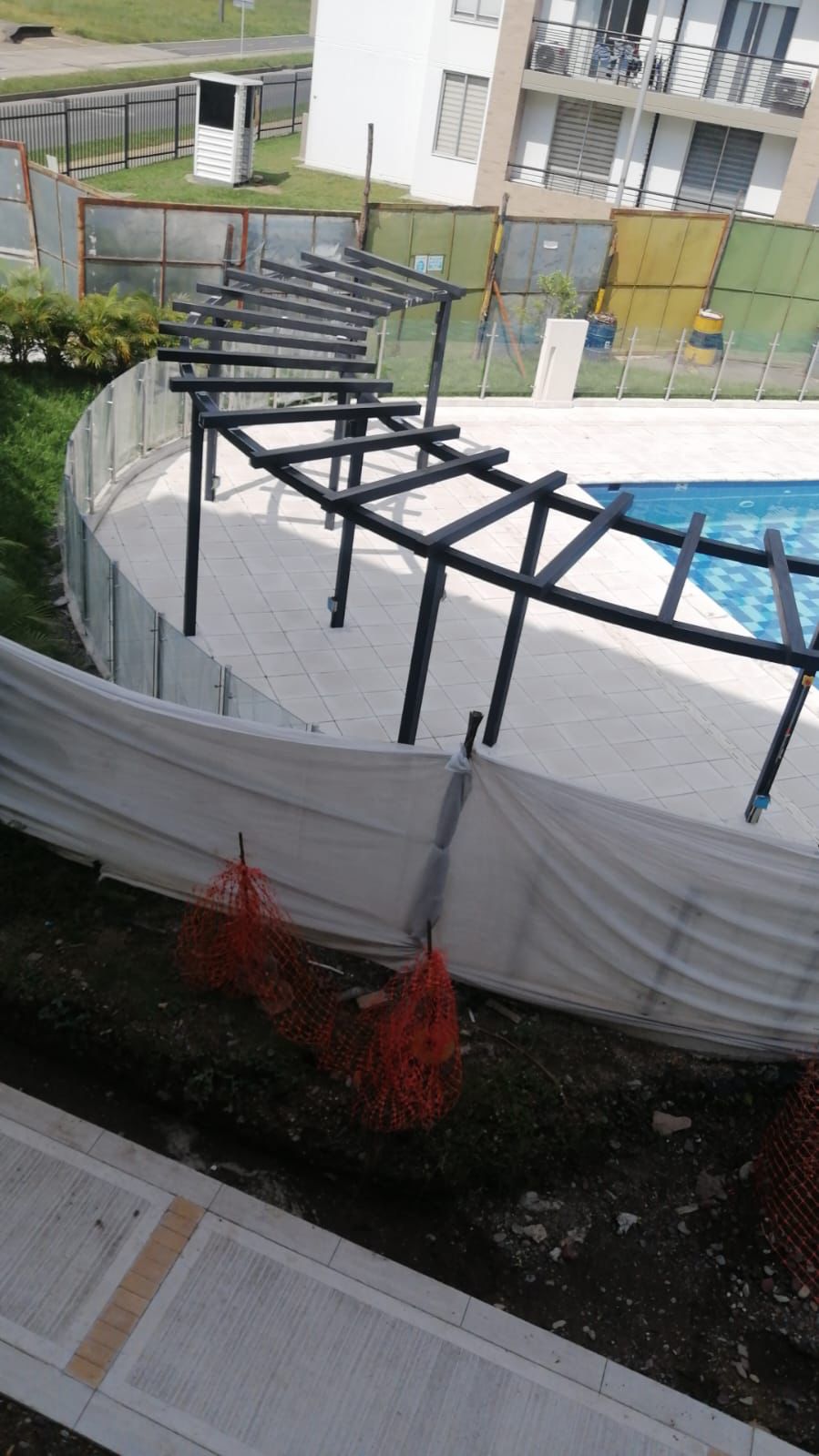 Pergola métallique sur mesure autour d’une piscine